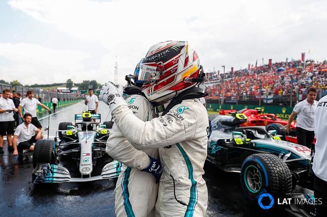 梅赛德斯绝杀威廉姆斯，汉密尔顿统治全场