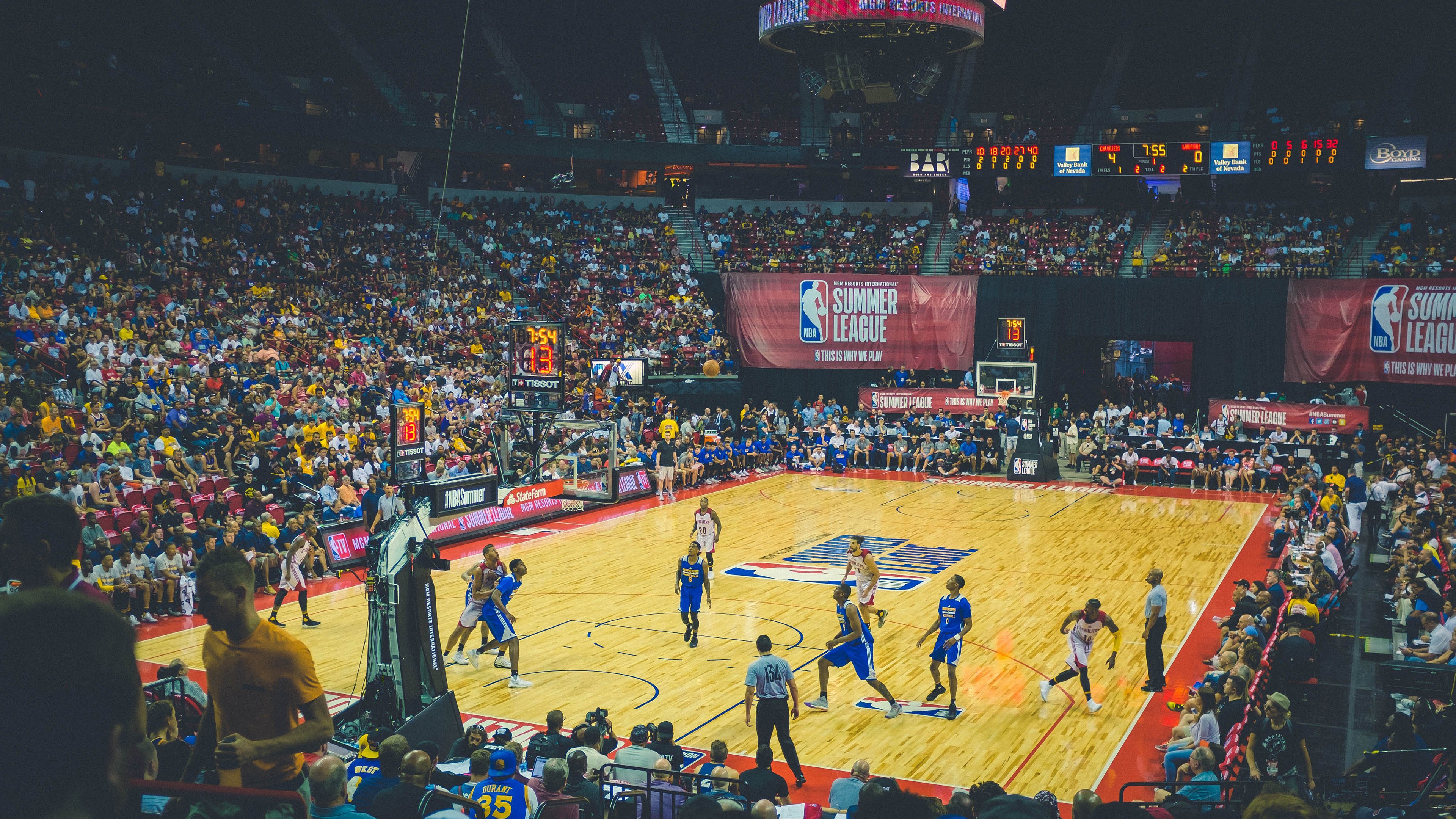 浙江队对阵掘金，小贾伦刷新纪录的背后，东西方篮球文化的碰撞与启示