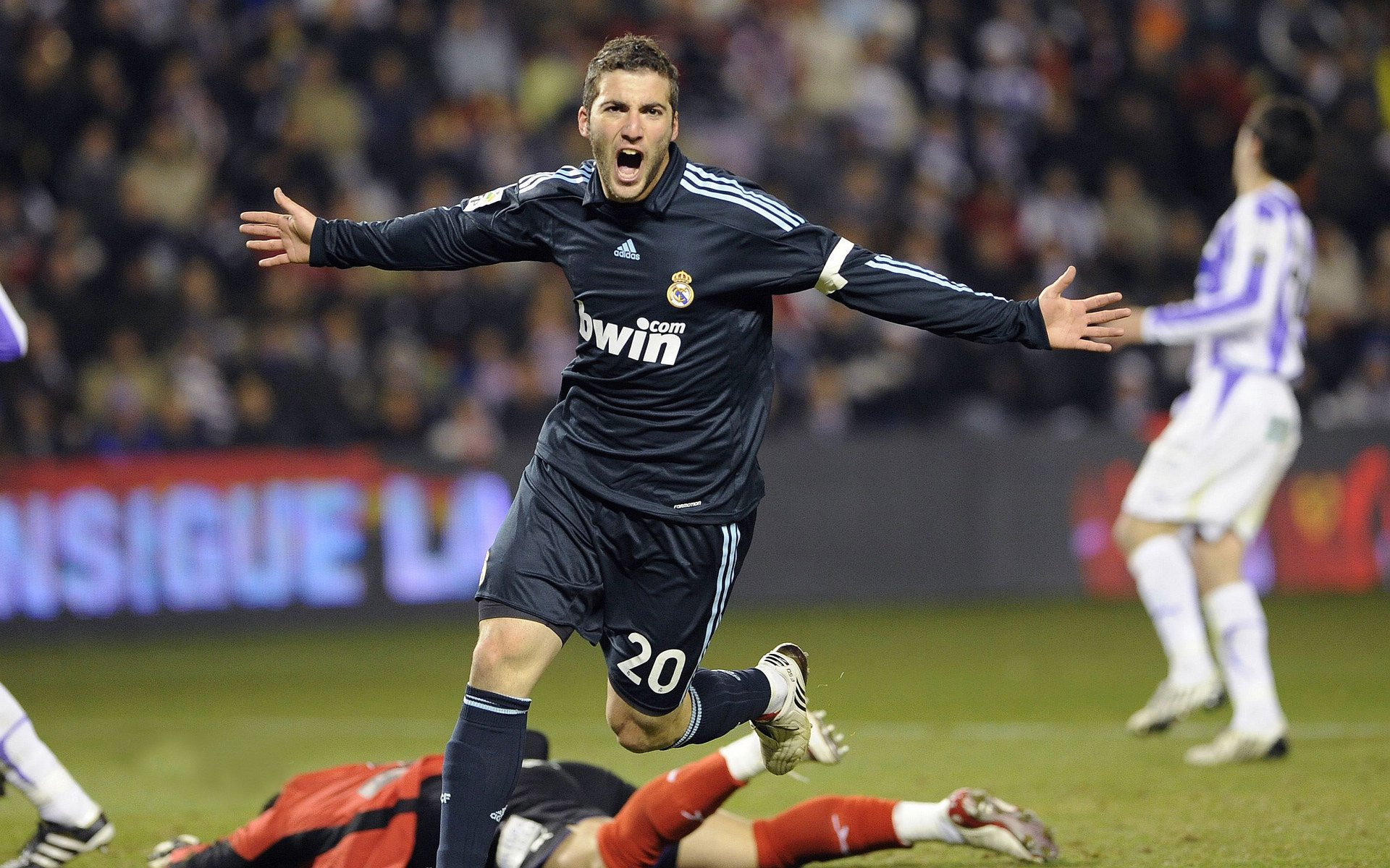 爱德华兹，撕裂黄蜂防线的无解风暴